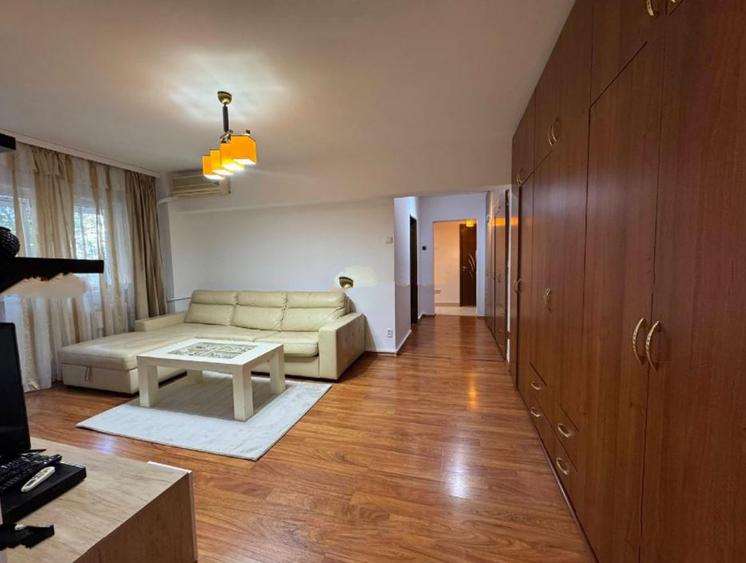 Apartament cu 3 camere semidecomandat în Câmpia Libertății