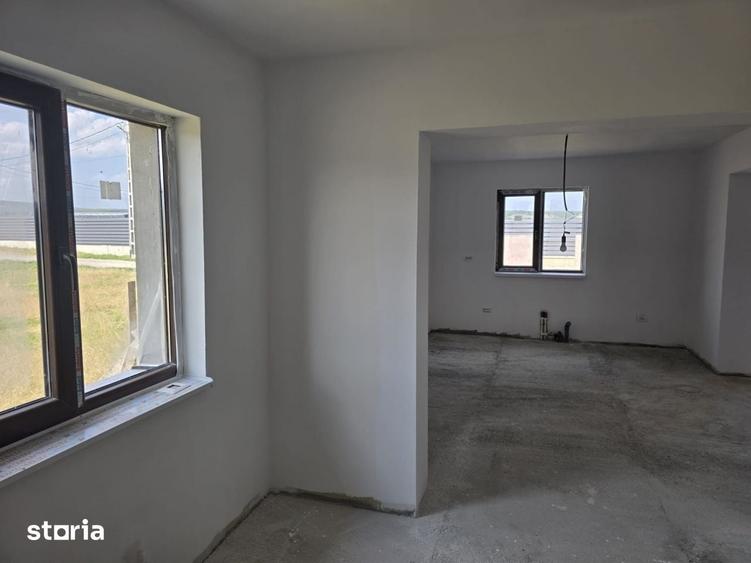 Casă cu 3 camere cu Teren 1000 Mp în Dumbrava
