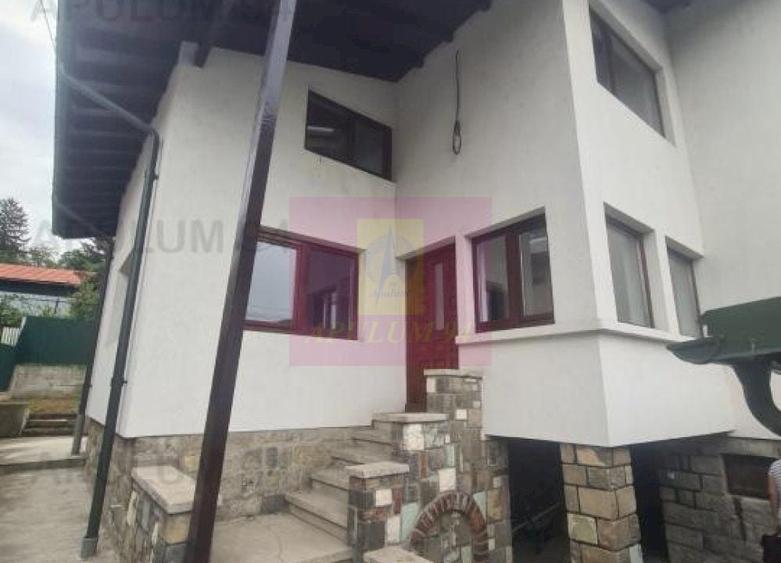 Casă individuală cu 9 camere decomandat cu Canalizare în Central