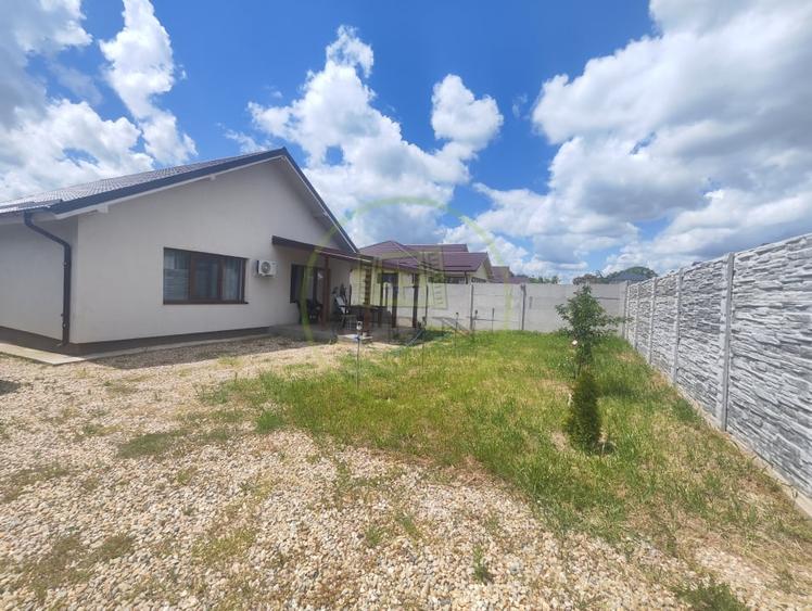 Casă individuală cu 3 camere cu Canalizare în Cârcea