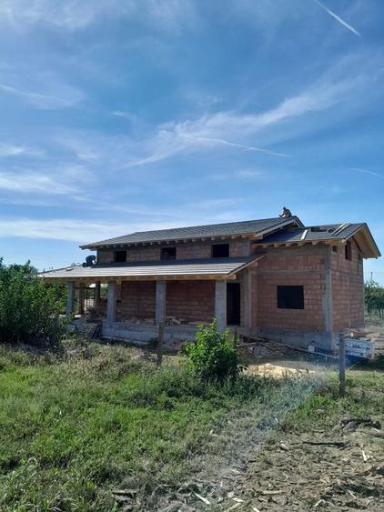 Casă cu 4 camere în Cuvin