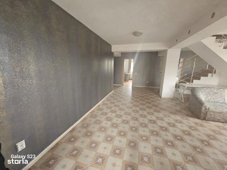 Casă cu 4 camere cu Teren 15000 Mp în Galata