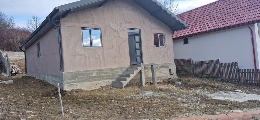 Casă cu 3 camere cu Teren 1128 Mp în Vlădești