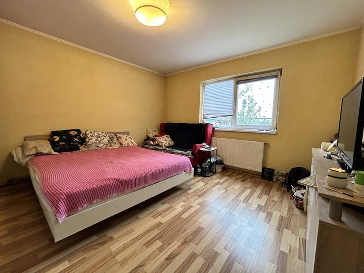 Casă individuală cu 7 camere cu Canalizare în Central