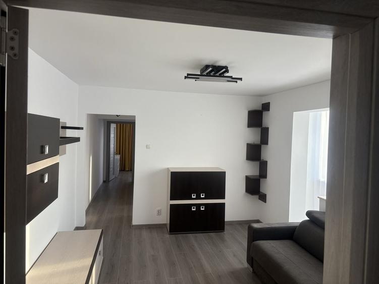 Apartament cu 3 camere decomandat în Exterior Vest