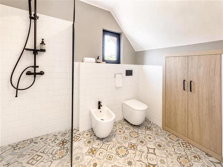 Casă individuală cu 5 camere cu Teren 1532 Mp în Șinca Veche
