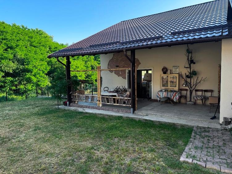 Casă individuală cu 5 camere cu Teren 596 Mp în Doicești