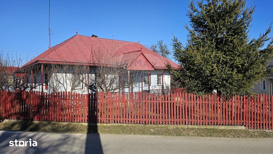 Casă cu 3 camere cu Teren 4900 Mp în Central