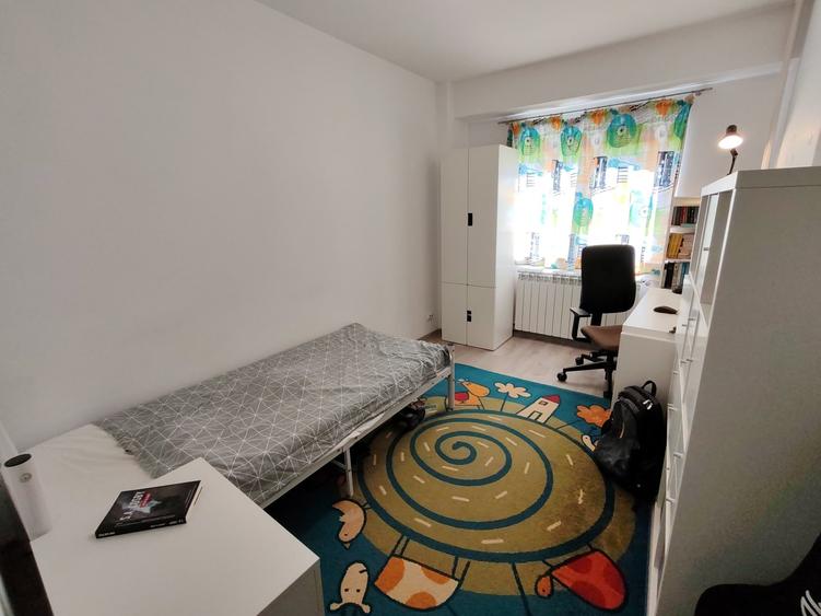 Apartament cu 4 camere decomandat în Basarabia