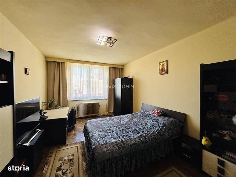 Casa de vanzare 4 camere, demisol amenajat, curte Piata Cluj