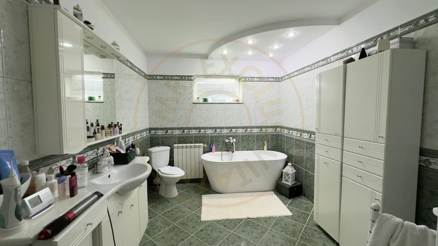 Casă individuală cu 5 camere cu Canalizare în Carei