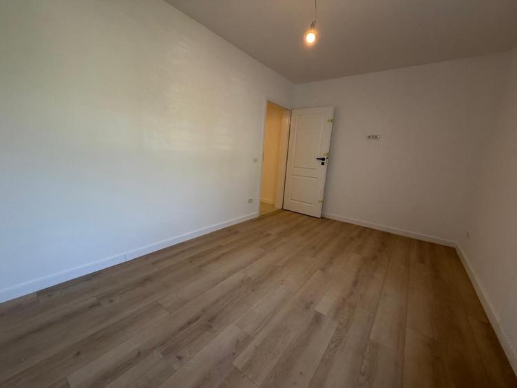 Apartament cu 3 camere semidecomandat în Titan