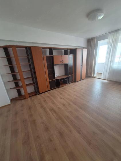 Apartament cu 3 camere decomandat în Medicină