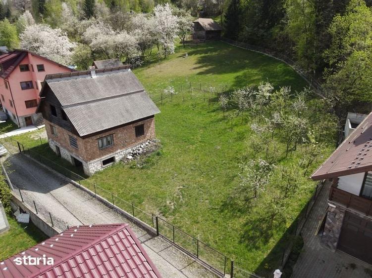 Casă cu 4 camere cu Teren 9000 Mp în Central