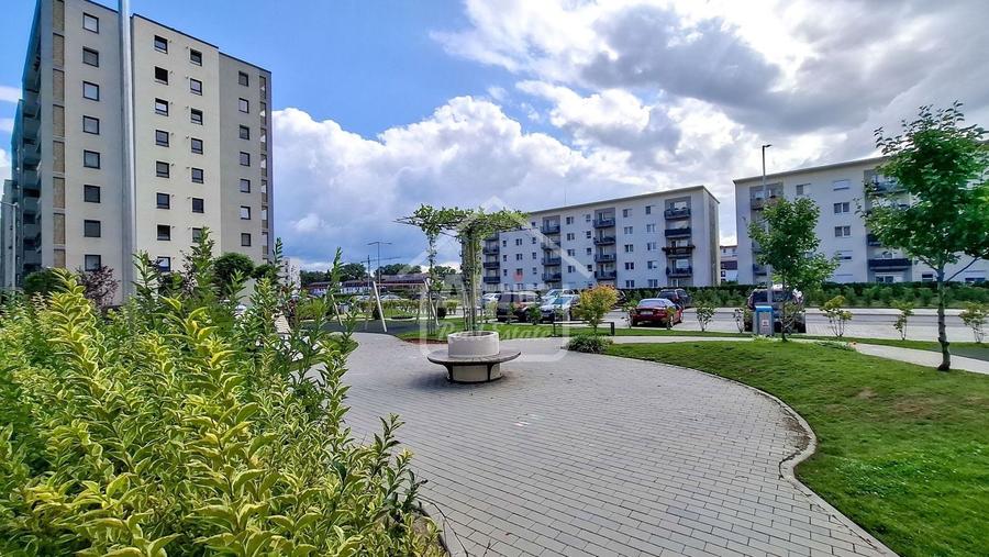 Apartament cu 3 camere decomandat în Tractorul