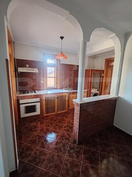 Casă individuală cu 10 camere cu Canalizare în Central
