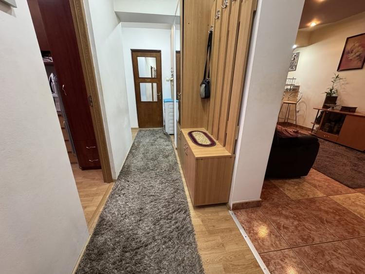 Apartament cu 3 camere semidecomandat, mobilat în Aiud