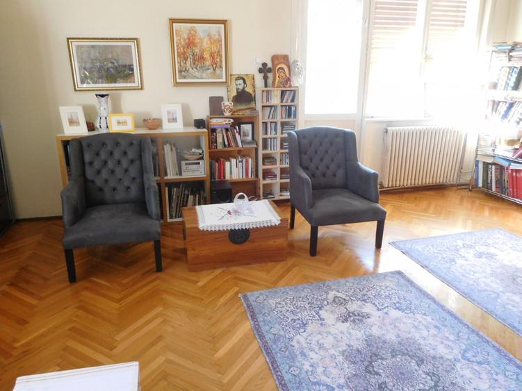 Apartament cu 5 camere decomandat în Central