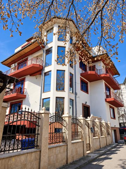 Casă individuală cu 18 camere cu Canalizare în Timpuri Noi