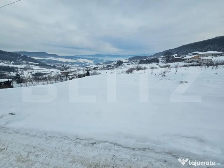 Teren de 990 mp, în Jelna