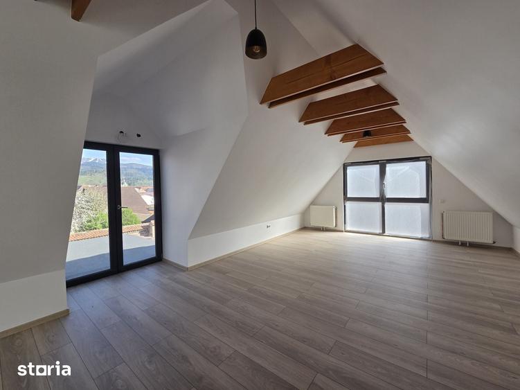 Casă cu 9 camere cu Teren 300 Mp în Cristian