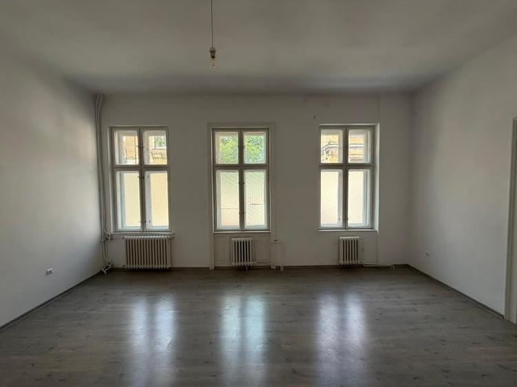 Proprietate specială, de 1,230 mp, în Central
