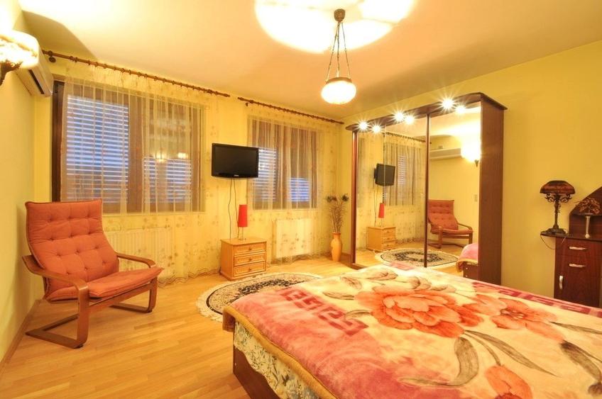 Casă individuală cu 10 camere cu Canalizare în Transilvaniei