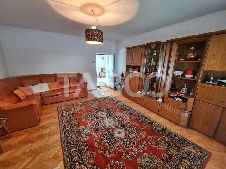 Casă individuală cu 8 camere cu Canalizare în Sebeș