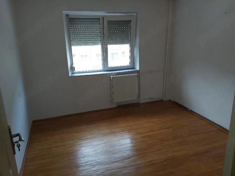 Apartament cu 3 camere semidecomandat în Calea Aradului