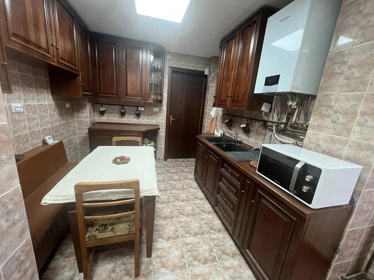 Apartament cu 3 camere semidecomandat în Doamna Ghica