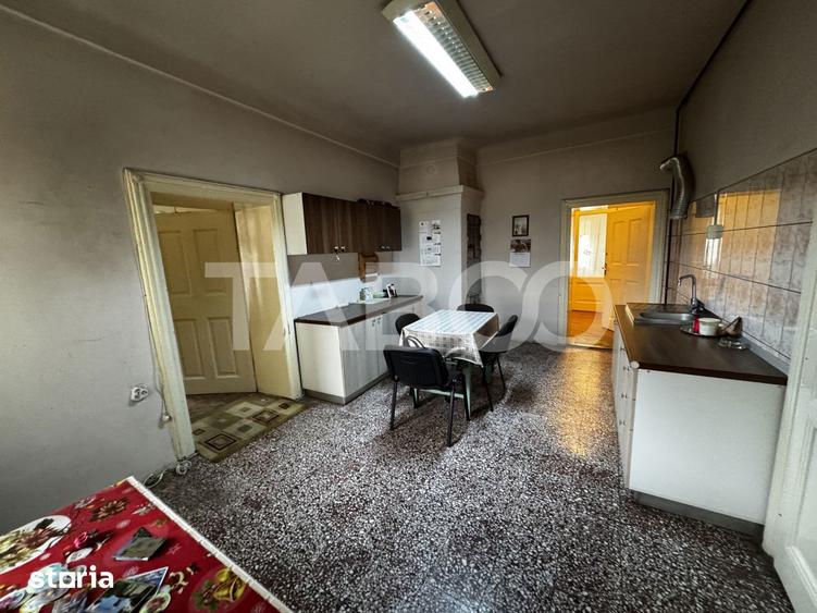Apartament cu 3 camere decomandat, mobilat în Orașul de Jos