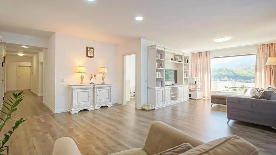 Apartament cu 4 camere decomandat în Noua