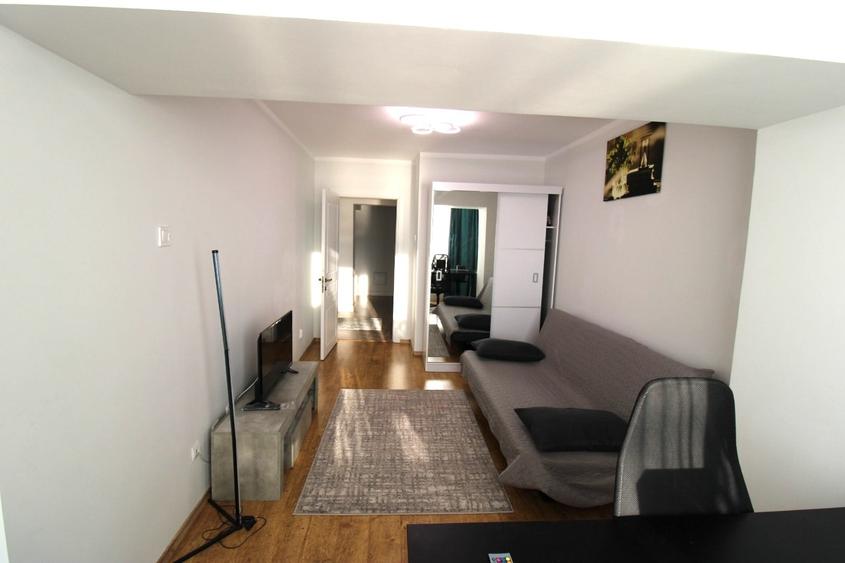 Apartament cu 3 camere decomandat, mobilat în Faleză