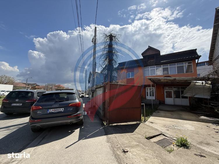Casă cu 8 camere cu Teren 453 Mp în Central