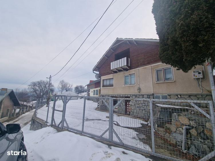 Casă cu 4 camere cu Teren 12000 Mp în Central