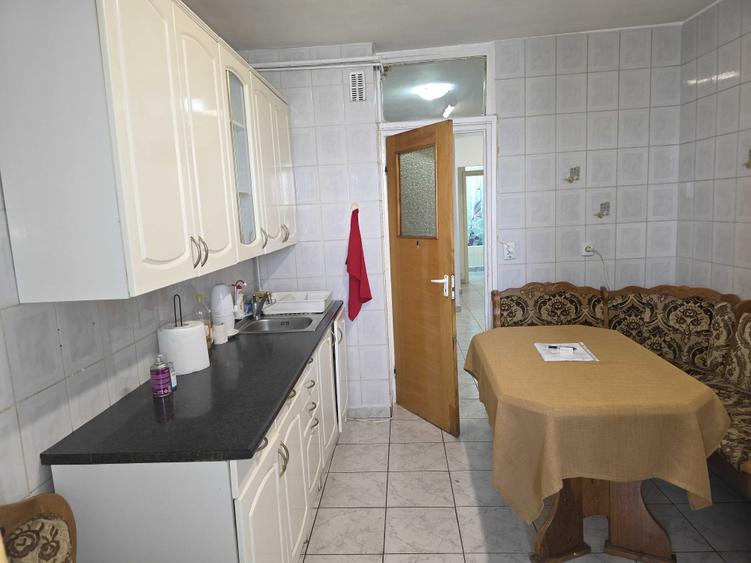 Apartament cu 3 camere decomandat în Rolast