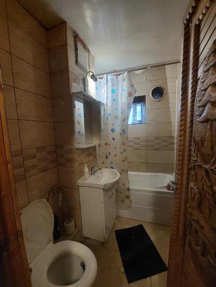 Apartament cu 3 camere decomandat în Tractorul