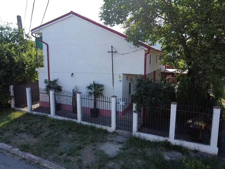 Casă individuală cu 15 camere cu Canalizare în Sud
