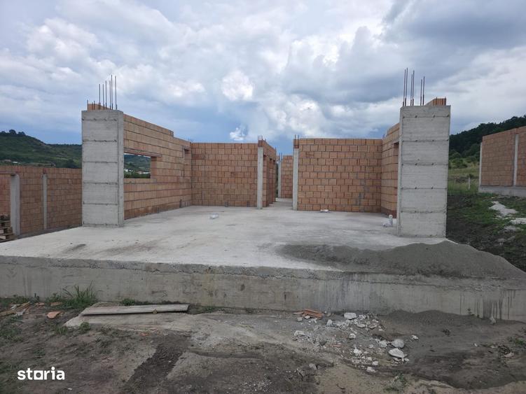 Casă cu 4 camere cu Teren 700 Mp în Livezeni