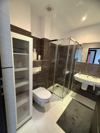 Apartament cu 3 camere semidecomandat în Roșu
