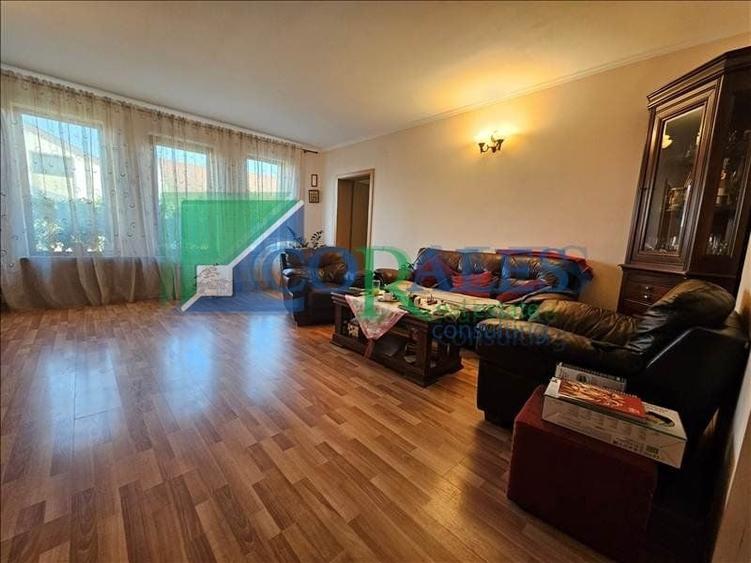 Casă individuală cu 8 camere cu Canalizare în Aradului