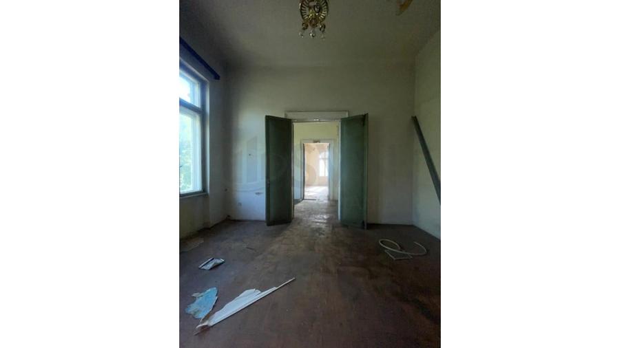 Casă individuală cu 30 camere cu Teren 687 Mp în P-ța Universității