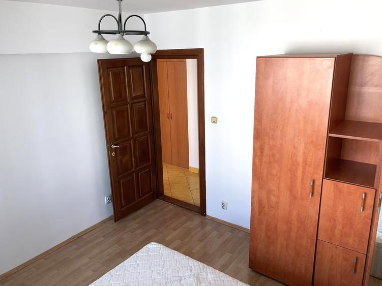 Apartament cu 3 camere semidecomandat în Mihai Bravu