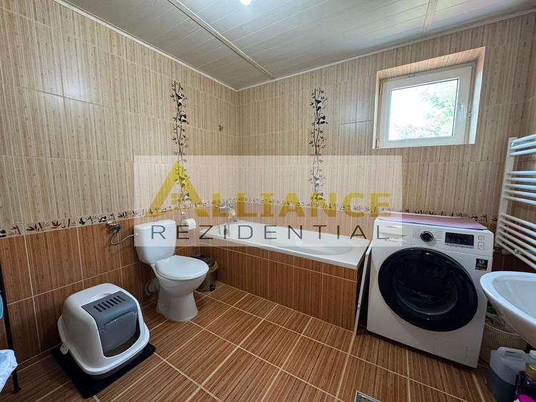 Casă individuală cu 8 camere cu Canalizare în Frumușani