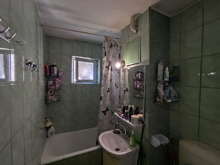 Apartament cu 3 camere semidecomandat în Plopilor