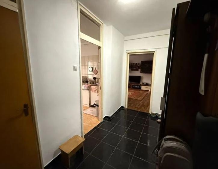 Apartament cu 3 camere decomandat în Lacul Tei