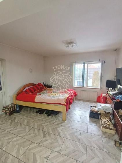 Casă individuală cu 8 camere cu Canalizare în Decebal