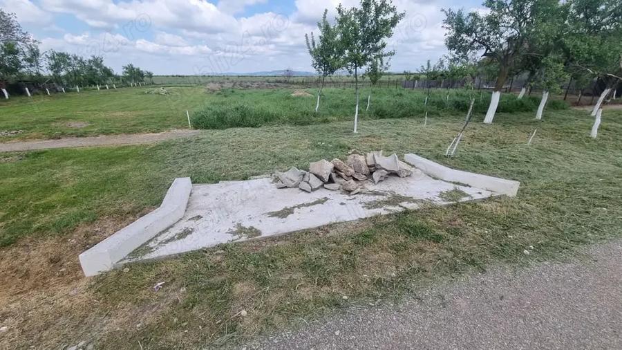 Teren de 1680 mp, în Aluniș