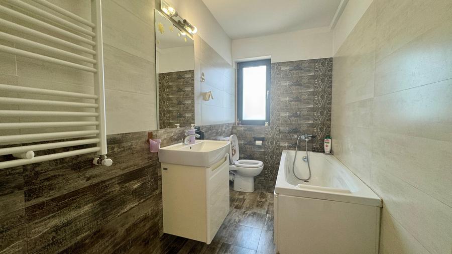 Apartament cu 3 camere semidecomandat, mobilat în Otopeni