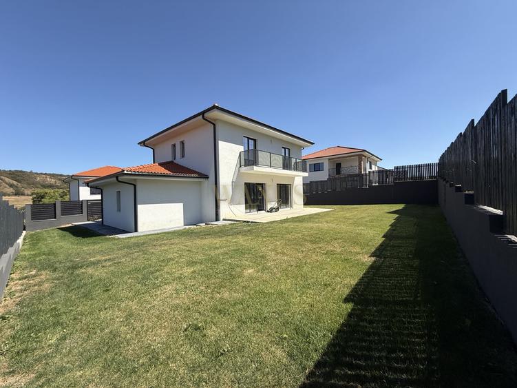 Casă individuală cu 4 camere cu Canalizare în Chinteni